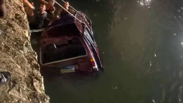 سقوط سيارة في بحر فاقوس وإنقاذ 8 أشخاص من الغرق بالشرقية