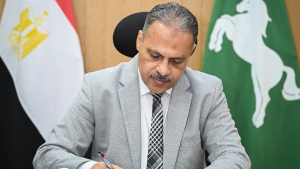 محافظ الشرقية يُصدر 25 قرارًا تأديبيًا بحق 60 من العاملين المقصرين