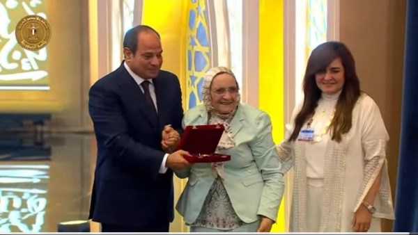 ربنا ينصره ويثبت أقدامه.. آمال إسماعيل تعرب عن سعادتها بعد تكريم الرئيس السيسي