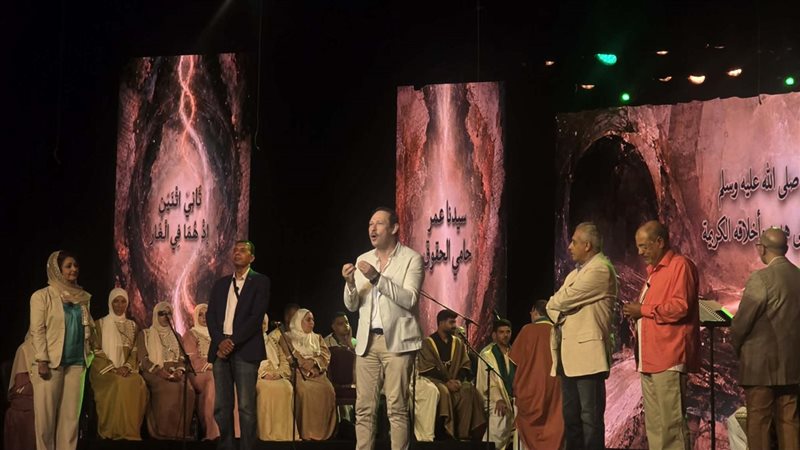 قصائد المديح النبوي تأسر قلوب جمهور احتفالية “مدد يا رسول الله” بالمسرح القومي