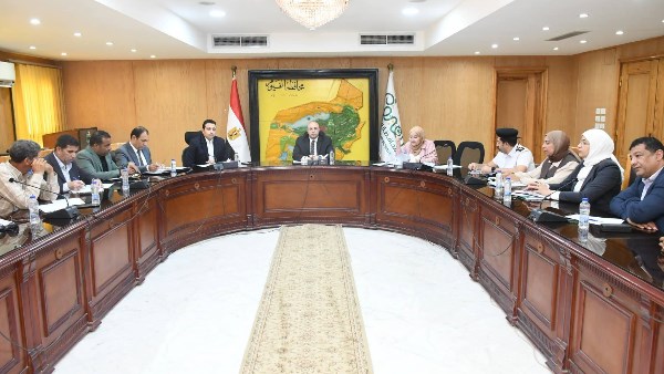 محافظ الفيوم يتابع آليات إعادة التوازن البيئي لبحيرة قارون