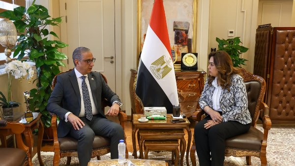 وزيرة التنمية المحلية والبيئة تتابع مع محافظ الجيزة ومسئولى الهيئة الهندسية للقوات المسلحة أعمال تطوير شارع جامعة الدول العربية