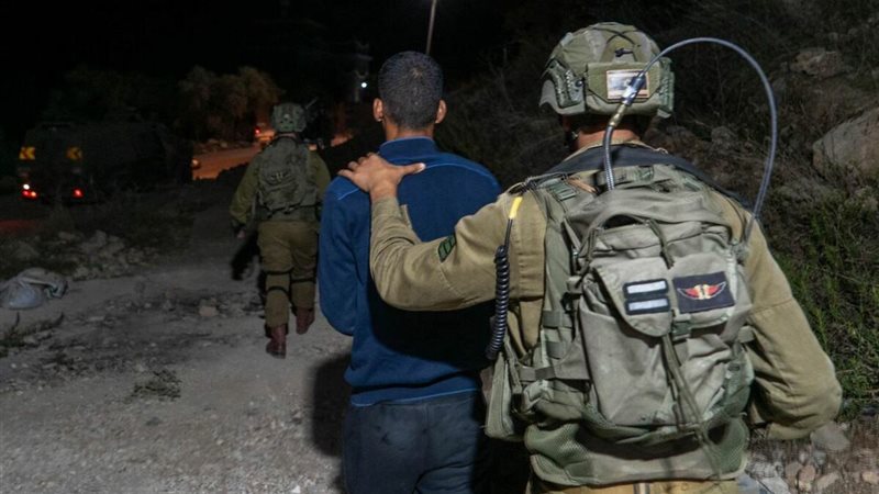 قوات الاحتلال الإسرائيلي تعتقل 11 فلسطينيا في الضفة الغربية.. والمستوطنون يواصلون اعتداءاتهم
