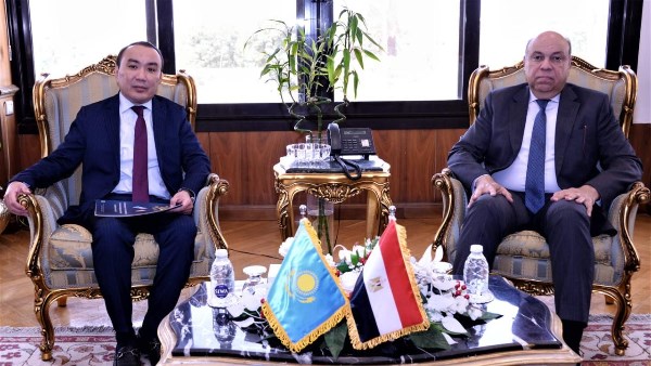 وزير الطيران يبحث مع سفير كازاخستان تعزيز الربط الجوي بين البلدين