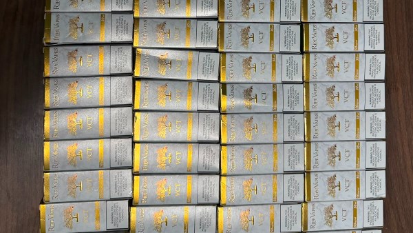 جمارك مطار الأقصر تضبط محاولة تهريب عدد من عبوات سائل السجائر الإلكترونية