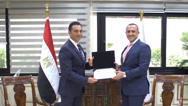 القابضة للمطارات تكرم مديري مباني الركاب 1 و2 بمطار القاهرة