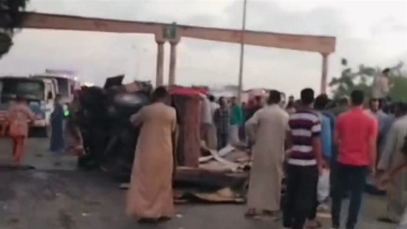 حالتا وفاة و17 مصابًا، اللقطات الأولى لانقلاب سيارة عمال بطريق السادات في المنوفية (فيديو)