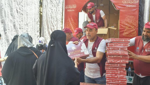 فرحة المولد تصل إلى المحافظات.. مؤسسة أبو العينين تواصل توزيع أكثر من 300 ألف علبة حلوى