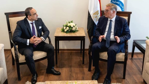 وزير البترول والثروة المعدنية يبحث مع هاليبرتون زيادة الإنتاج بأساليب الحفر الأفقي والتكسير الهيدروليكي