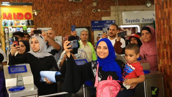 إبهار جمهور المترو بعروض الأراجوز والكورال الغنائي داخل محطة السيدة زينب