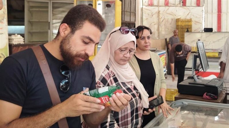 تشميع معمل مخللات وضبط دواجن منتهية الصلاحية في حملة مفاجئة بأسوان (صور)