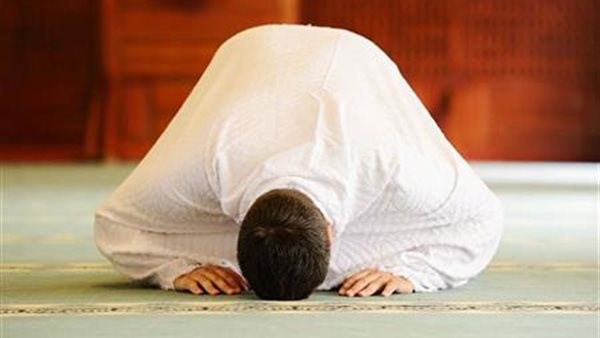هل تجوز الصلاة في المساجد التي بها أضرحة؟.. أمين الإفتاء يجيب