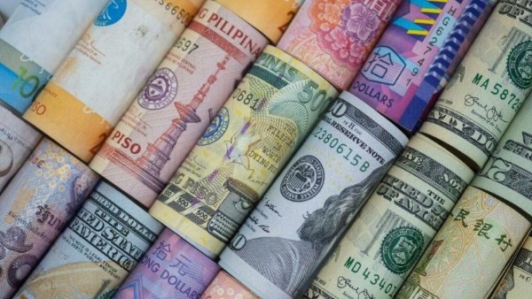 أسعار العملات اليوم في البنوك .. الدولار يستقر والريال السعودي واليورو يتراجعان