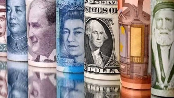 انخفاض الدولار.. أسعار العملات العربية والأجنبية اليوم الخميس
