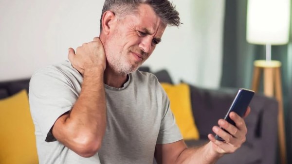 كيف تمسك هاتفك بشكل صحيح؟.. 6 نصائح لتجنب آلام الرقبة والأصابع