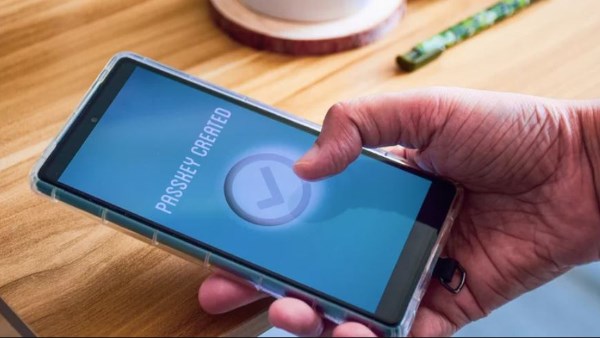 مفتاح المرور أم كلمة السر؟.. أيهما أكثر أمانا ويحمي حساباتك من الاختراق؟