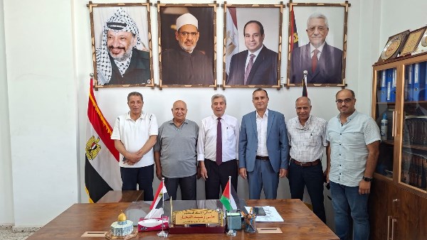 وفد من نقابة المحامين الفلسطينيين يزور المعاهد الأزهرية في غزة