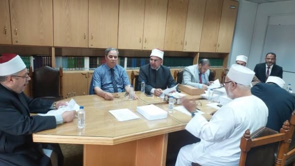 لجنة رواق العلوم الشرعية بالجامع الأزهر تبحث خطط تطوير المناهج الدراسية والمقررات