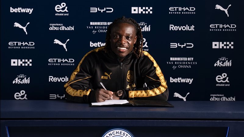 جيريمي دوكو يجدد عقده مع مانشستر سيتي حتى 2031