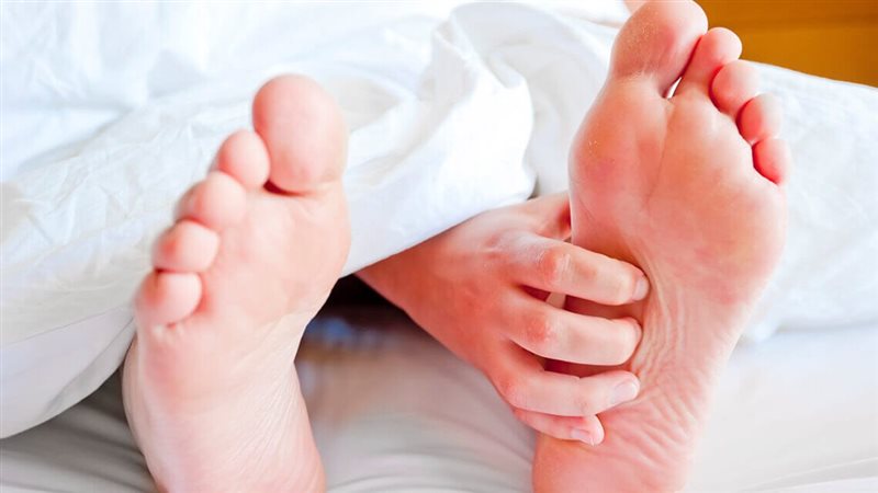 10 أسباب تؤدي إلى سخونة القدمين ليلا