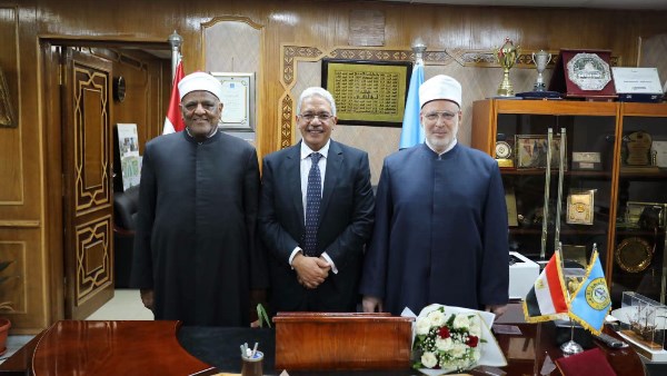وكيلا الأزهر السابقَين ونواب رئيس الجامعة وأمينها العام يهنئون الدكتور محمود صديق بمناسبة توليه رئاسة الجامعة