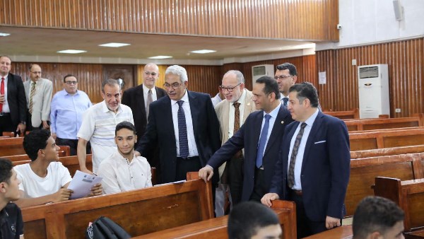 في أولى جولاته الميدانية.. صديق يتفقد سير اختبارات القدرات بتربية الأزهر