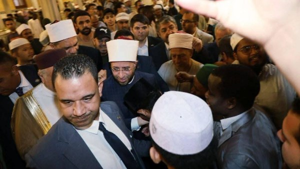 وزير الأوقاف يستجيب لطلب مصلٍ بالحسين لأداء العمرة وزيارة النبي