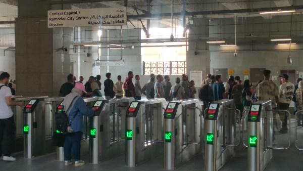 وزارة النقل: جميع مرافق ووسائل النقل الجماعي تعمل بصورة طبيعية… ولم تتأثر بالهزة الأرضية