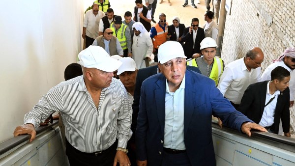رئيس الوزراء يتفقد محطة القطار الكهربائي السريع في مطروح