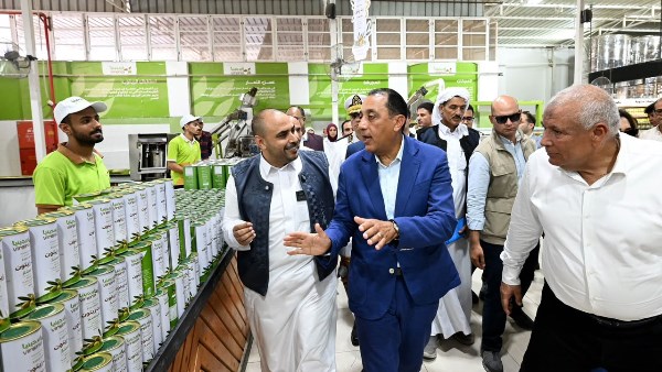 رئيس الوزراء يتفقد احدى معاصر الزيتون في مطروح