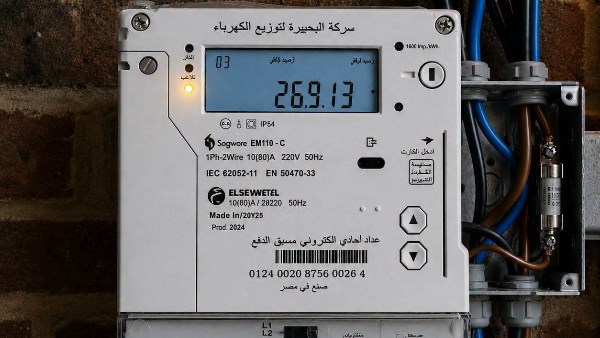 لماذا تضيء “لمبة التلاعب” في عداد الكهرباء أبو كارت ومتى يتم قطع التيار؟