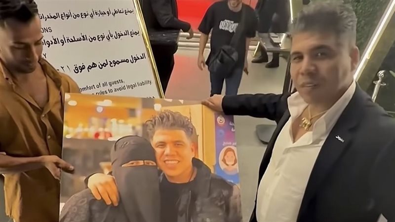 عمر كمال يكشف عن هدية مميزة من أحد معجبيه.. صورة تجمعه بوالدته