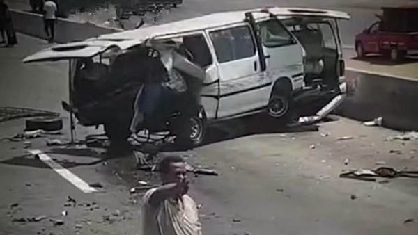 حادث مروع.. ميكروباص يصطدم بحاجز خرساني بطريق مصر الإسكندرية الصحراوي