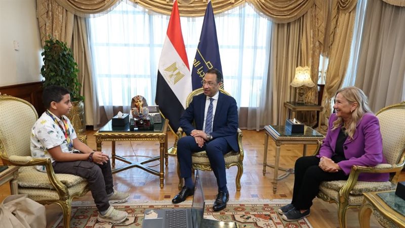 وزير الاتصالات يكرم الطفل مارتيروس مينا لتميزه العالمي في البرمجة والروبوتات