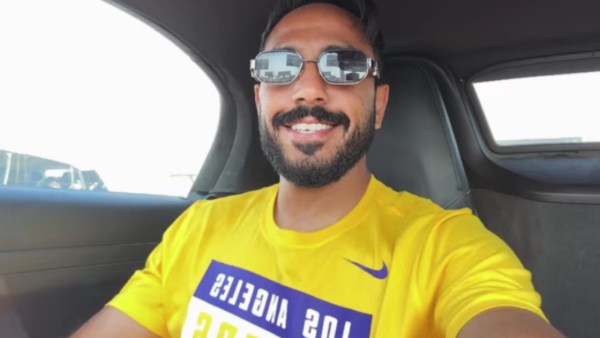 محمود كهربا يخطف الأنظار بإطلالة صيفية من داخل سيارته