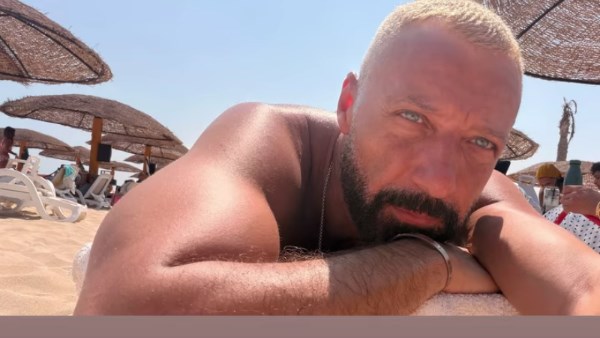 أحمد فهمي يستمتع بأجواء الصيف على الشاطئ.. صور