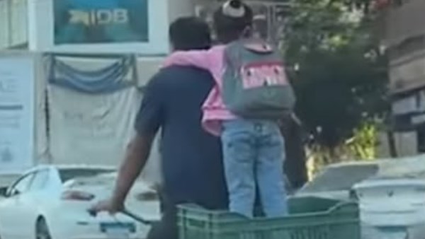 حبيبة بابا.. أب يثير الجدل بحمل ابنته الصغيرة داخل صندوق خلف دراجة