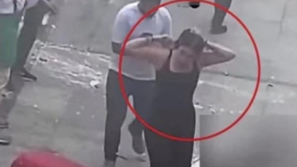 بنت مصر.. فتاة شجاعة تتصدر مواقع التواصل بعد المساعدة في إنقاذ مصابي انفجار أرابيلا بلازا