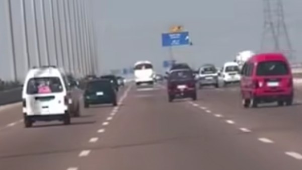 مواطنة تستغيث.. فيديو متداول يرصد استهتارًا على الطريق في الإسكندرية