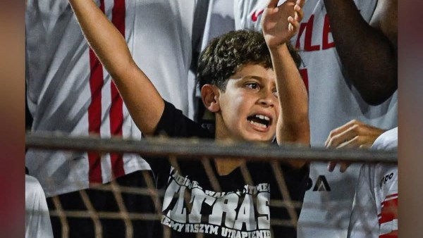 ابن عمر جابر يخطف الأنظار في مدرجات الزمالك بلقطة حماسية