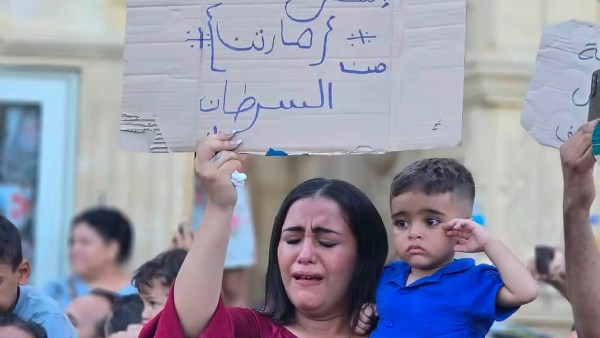 يا عذراء اشفي مارتن.. صورة أم تضرع لشفاء ابنها تبكي ملايين المتابعين