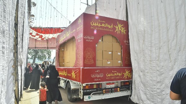 تحت مظلة التحالف الوطني.. سيارة مؤسسة أبو العينين تجوب شوارع الجيزة لتوزيع حلوى المولد