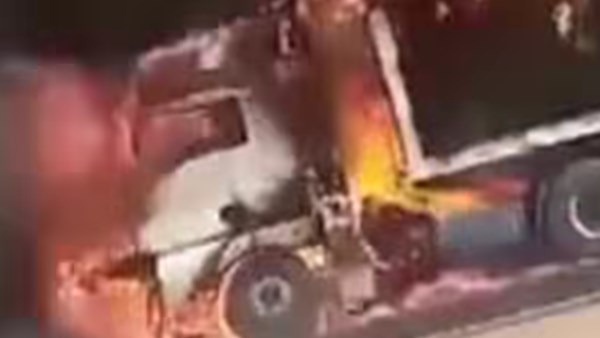 «أحمدك يا رب.. الله يعوضني».. حريق يلتهم سيارة نقل وصاحبها يصرخ في فيديو مؤثر