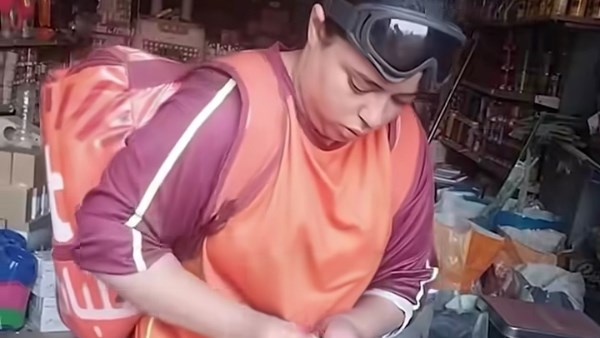 هاكل أكلة حلوة وأجيب لقطتي.. عاملة توصيل طلبات توثق فرحتها بـ 600 جنيه