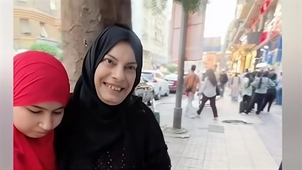 نفسي الناس تشتري مني.. سيدة تبيع الكاوتشات بالشارع تنال تعاطف السوشيال ميديا