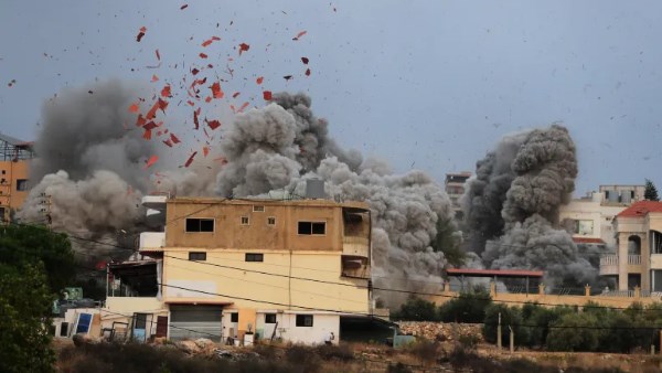 قوات الاحتلال تقصف مرتفعات على الطاهر في جنوب لبنان بالقنابل الفسفورية