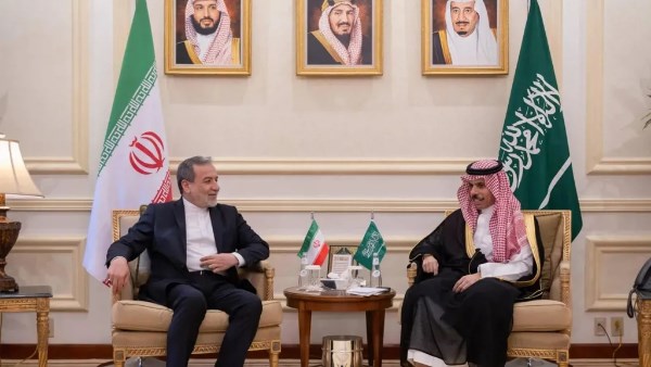 عراقجي وبن فرحان يبحثان تطورات الأوضاع في المنطقة