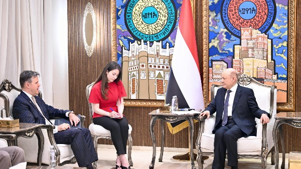 رئيس مجلس القيادة اليمني: مليشيات الحوثي تقود حرب ممنهجة تستهدف مقدرات الشعب