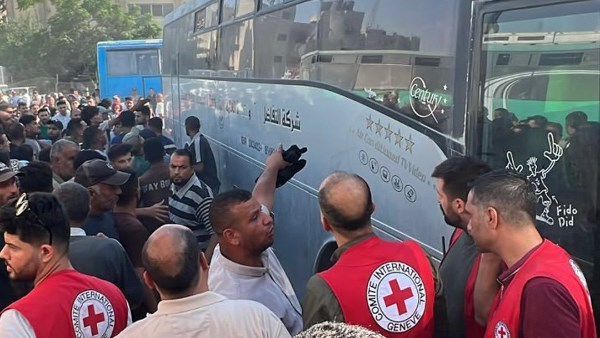 وصول 38 أسير فلسطيني محرر  إلى مستشفى ناصر عبر معبر كرم أبو سالم