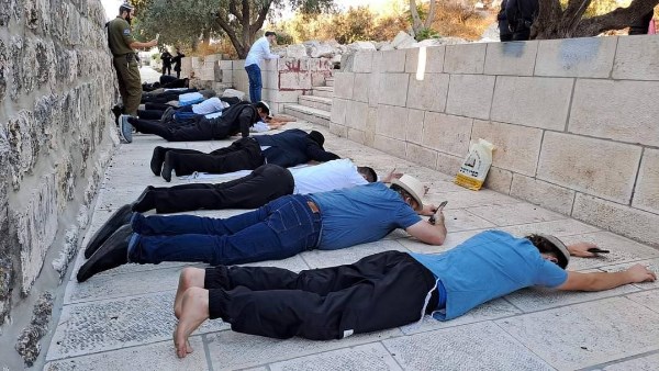 مستوطنون يؤدون طقوسا تلمودية في الساحة الشرقية المقابلة لقبة الصخرة في المسجد الأقصى
